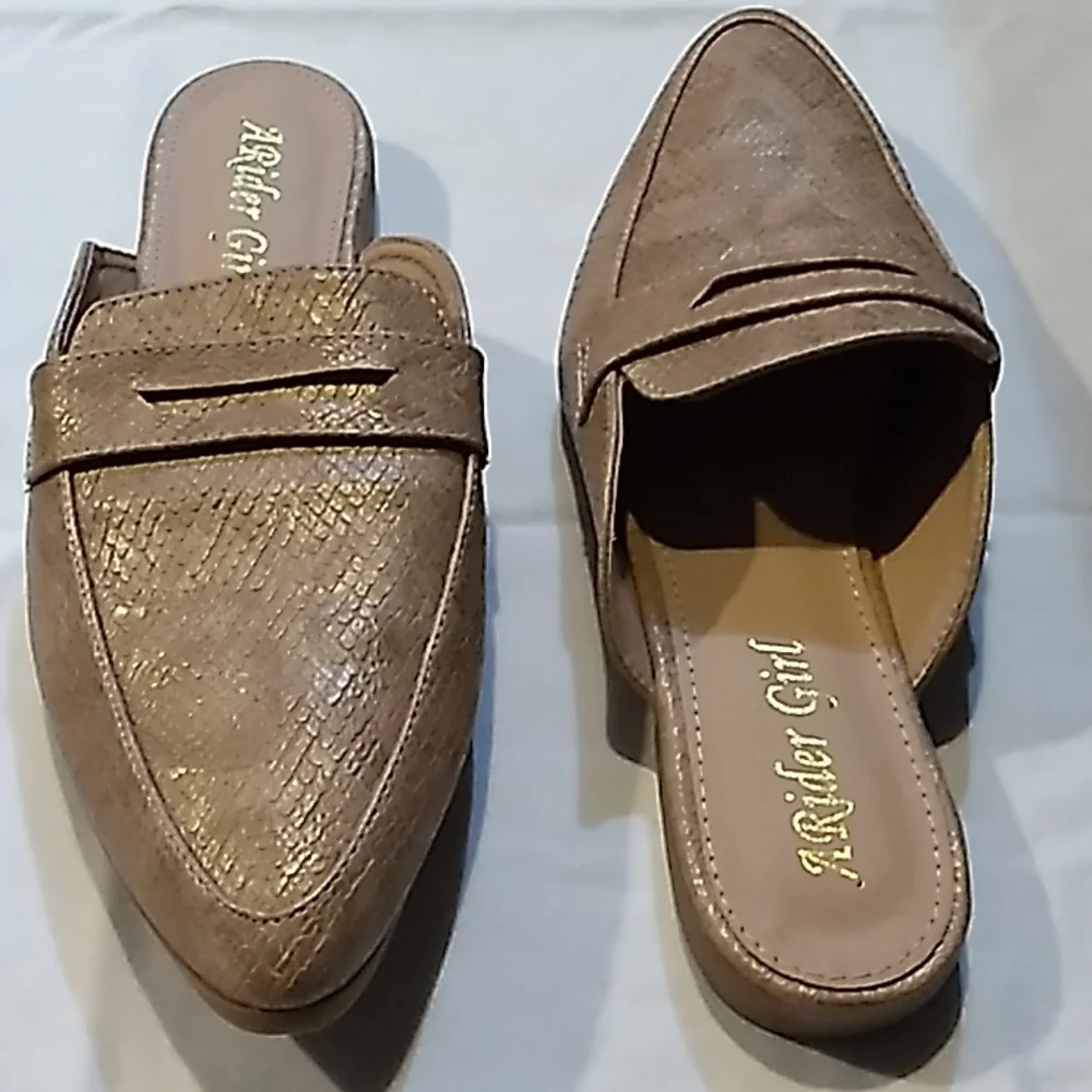 A Rider Girls tan mules - Picture 2 of 7